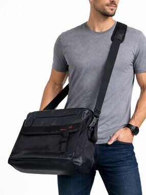 OAKLEY Halifax Courier Messenger Laptop Bag 15L Padded Crossbody Black Unisex